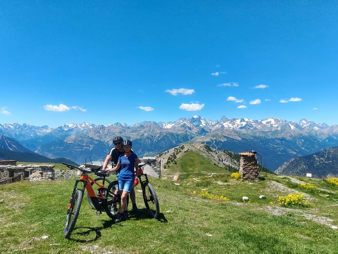 un couple à montgenèvre, au dessus de serre chevalier